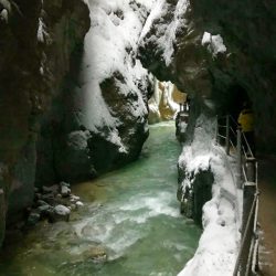 Spektakuläre Winterwanderung durch die Partnachklamm