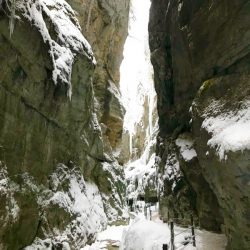 Spektakuläre Winterwanderung durch die Partnachklamm