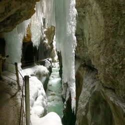 Spektakuläre Winterwanderung durch die Partnachklamm