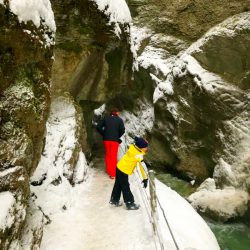 Spektakuläre Winterwanderung durch die Partnachklamm