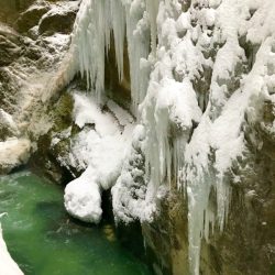 Spektakuläre Winterwanderung durch die Partnachklamm