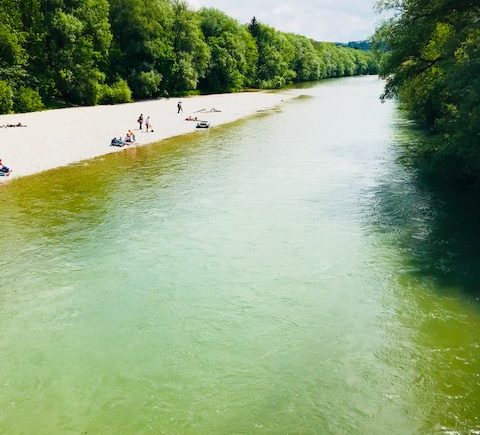 Familienwanderung an der Isar zum Ickinger Stauwehr