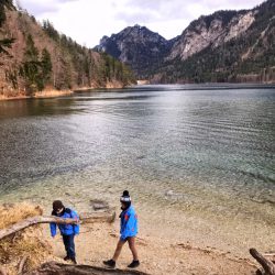 Idyllische Familienwanderung um den Alpsee beim Schloss Neuschwanstein