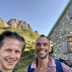 Via Alpina – Timm (l.) und Jan starten auf der Mindelheimer Hütte in einen weiteren Wandertag