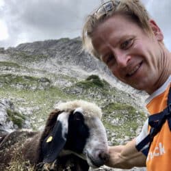 Timm mit einem Schaf unterhalb der Bockkarscharte