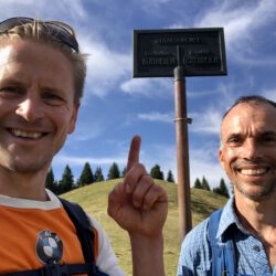 Jan (r.) und Timm an einem Grenzschild zwischen Österreich und Liechtenstein