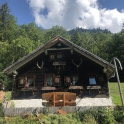 Die Vielfalt der Bauernhäuser auf der Via Alpina, hier im Großen Walsertal, ist beeindruckend