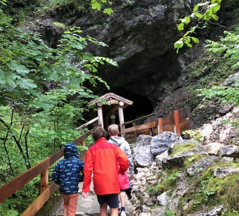 Mit Kindern durch die Lambrechtshöhle im Salzburger Saalachtal